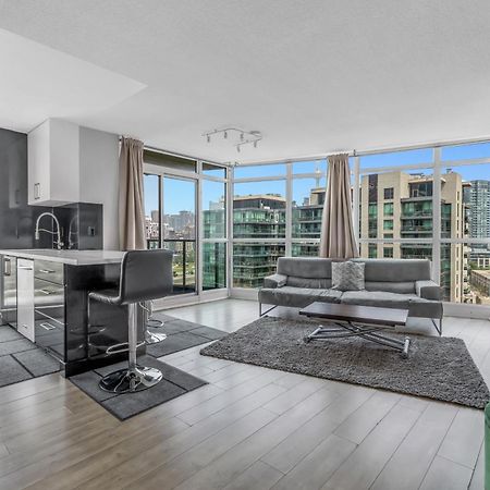 2 Bedroom Waterfront Condo Downtown W/ Free Parking Торонто Екстериор снимка