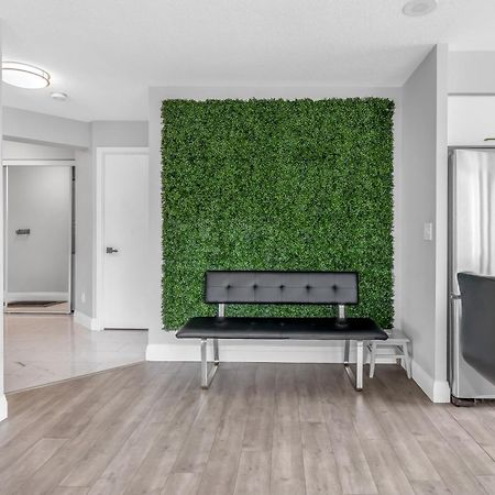 2 Bedroom Waterfront Condo Downtown W/ Free Parking Торонто Екстериор снимка