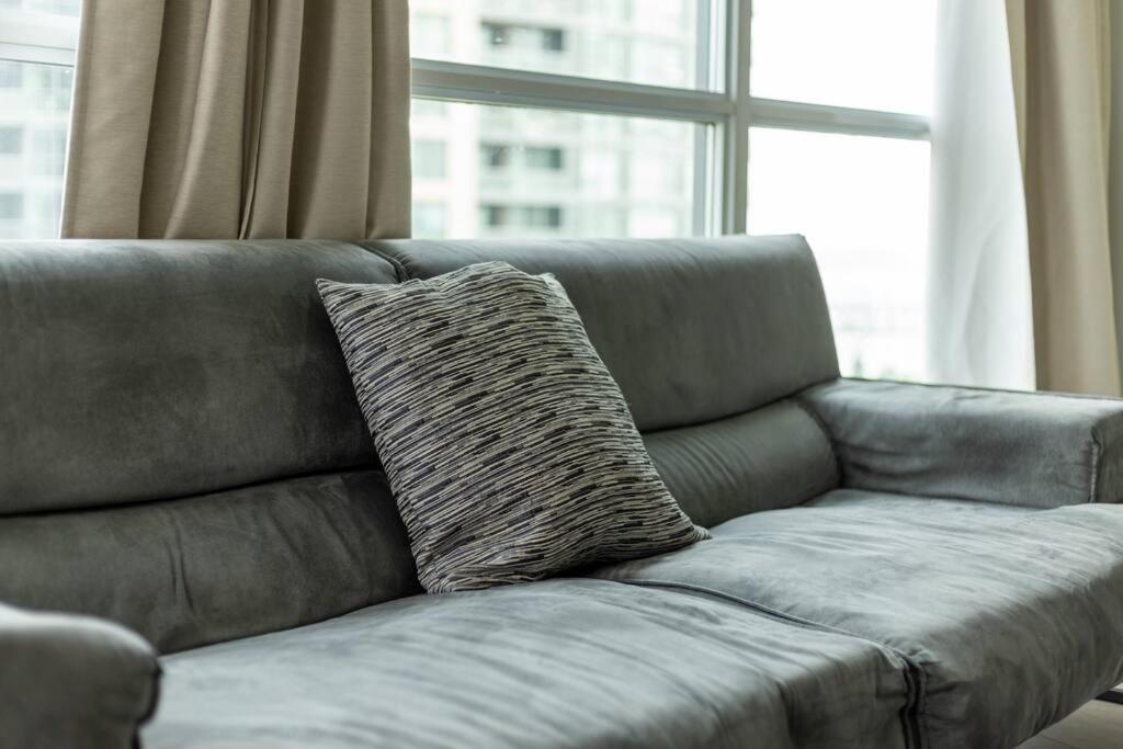 2 Bedroom Waterfront Condo Downtown W/ Free Parking Торонто Екстериор снимка
