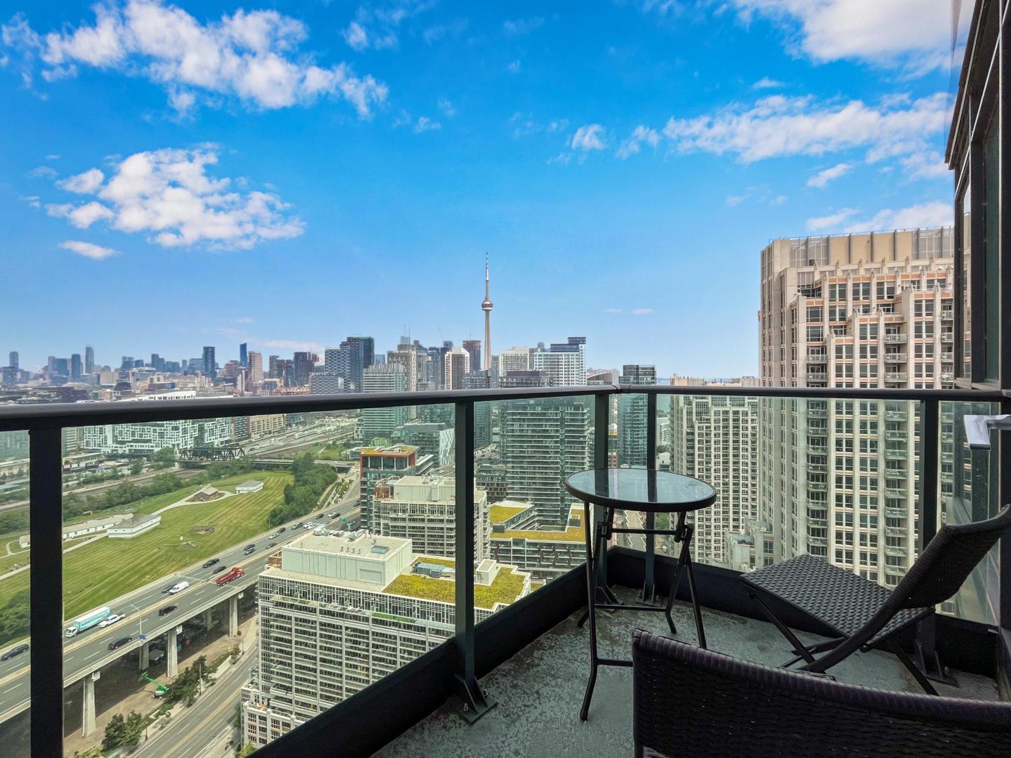 2 Bedroom Waterfront Condo Downtown W/ Free Parking Торонто Екстериор снимка