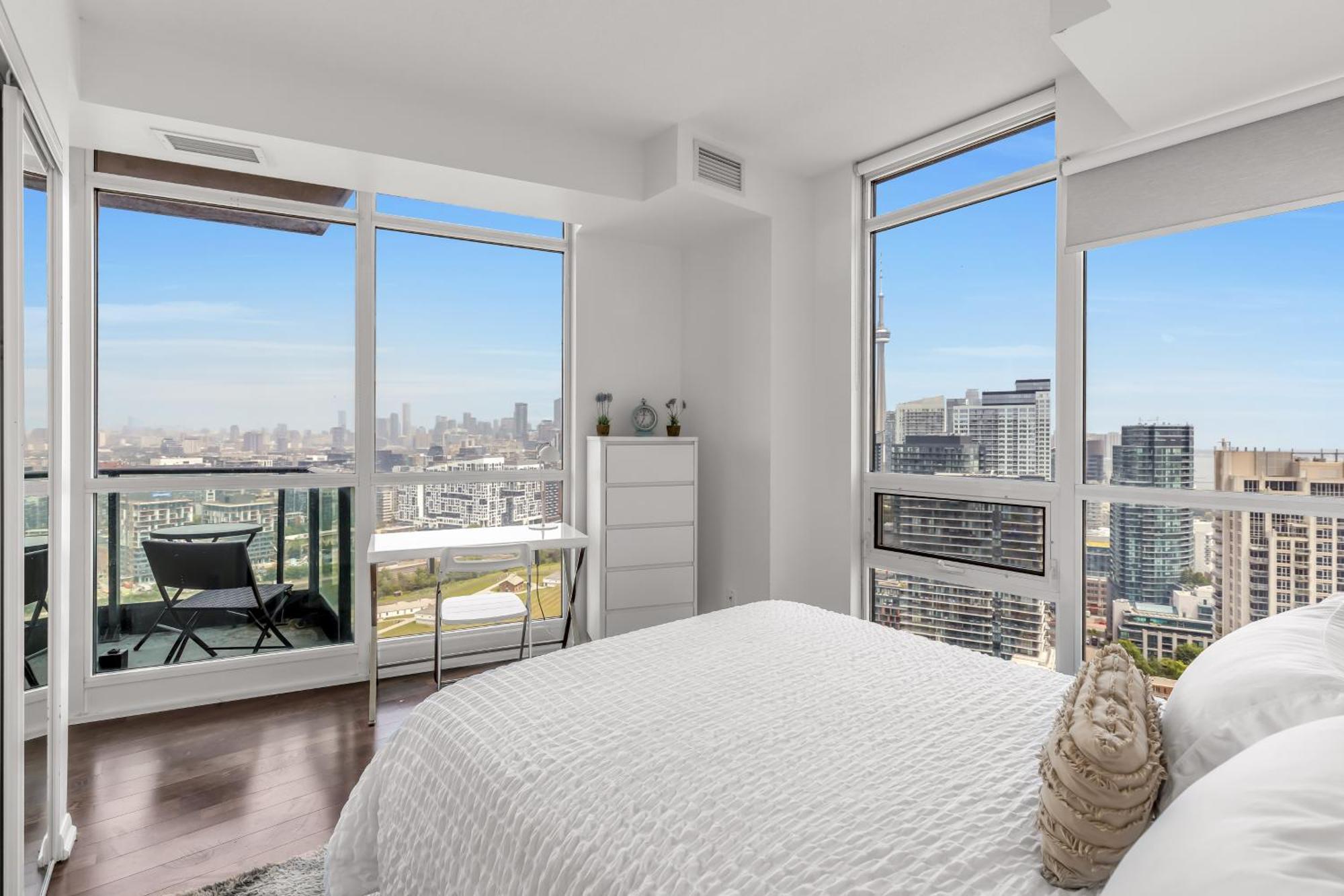 2 Bedroom Waterfront Condo Downtown W/ Free Parking Торонто Екстериор снимка