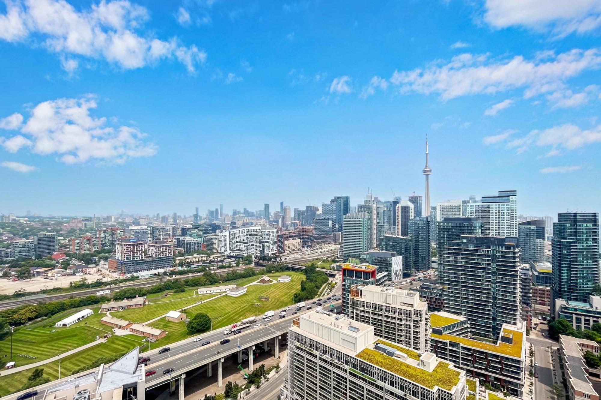 2 Bedroom Waterfront Condo Downtown W/ Free Parking Торонто Екстериор снимка