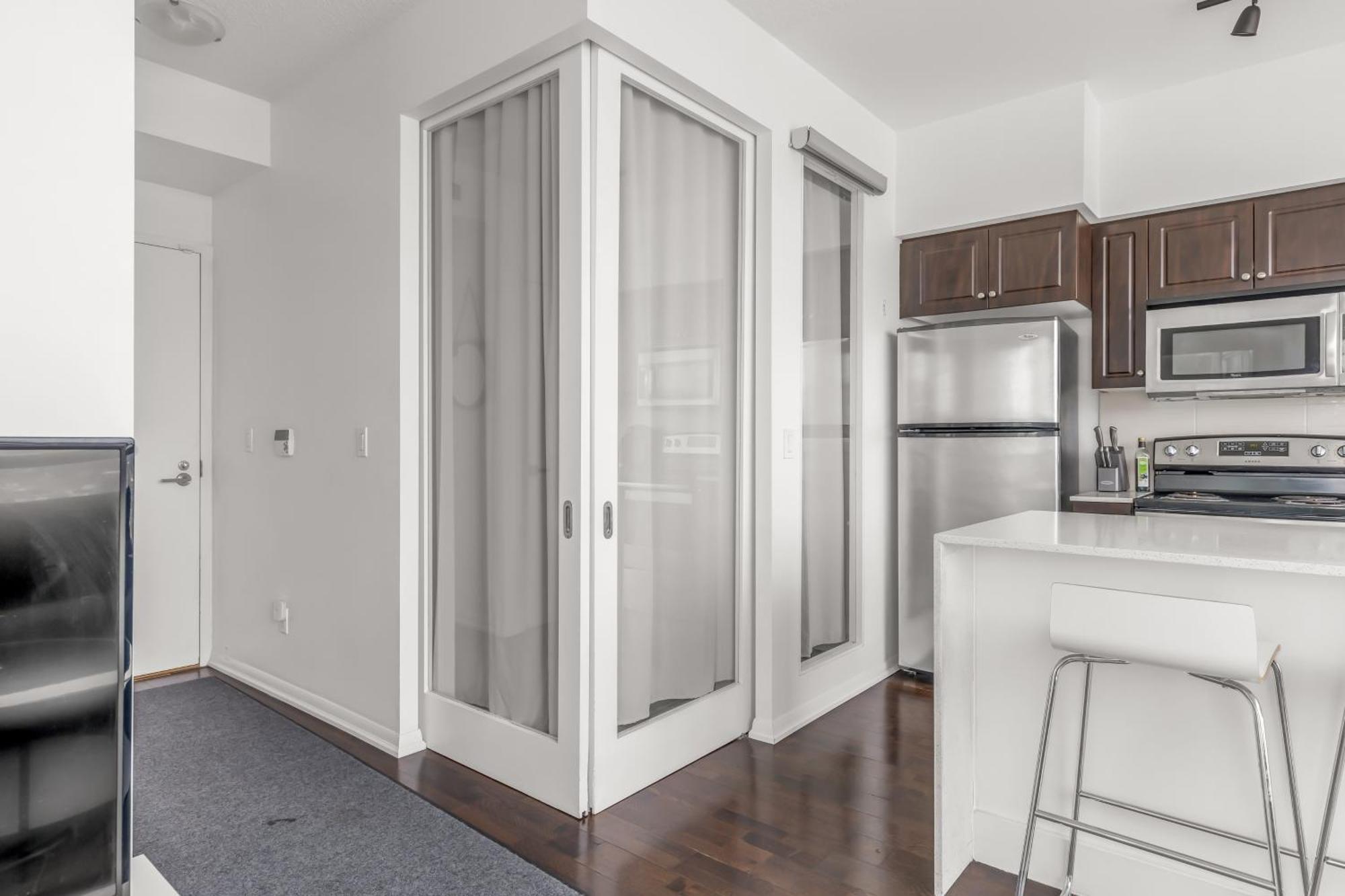 2 Bedroom Waterfront Condo Downtown W/ Free Parking Торонто Екстериор снимка