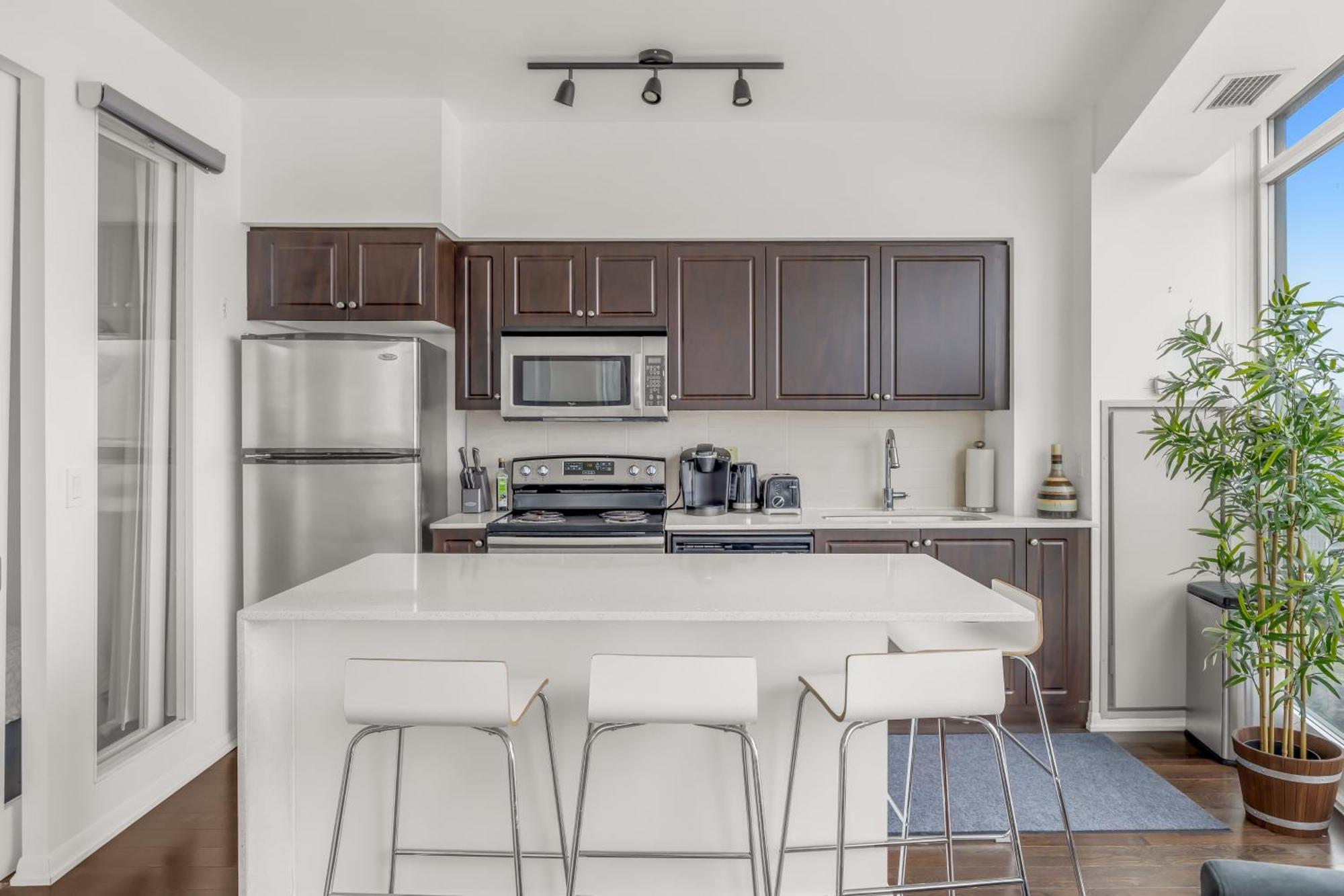2 Bedroom Waterfront Condo Downtown W/ Free Parking Торонто Екстериор снимка