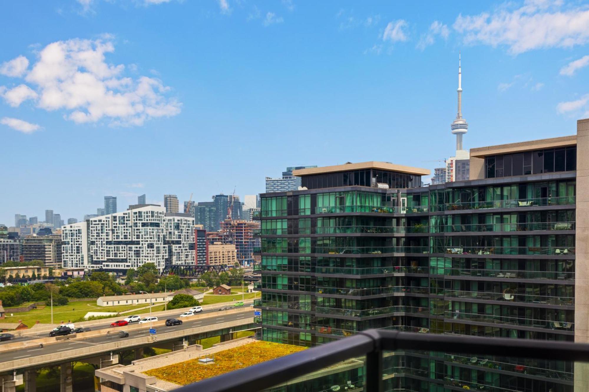 2 Bedroom Waterfront Condo Downtown W/ Free Parking Торонто Екстериор снимка