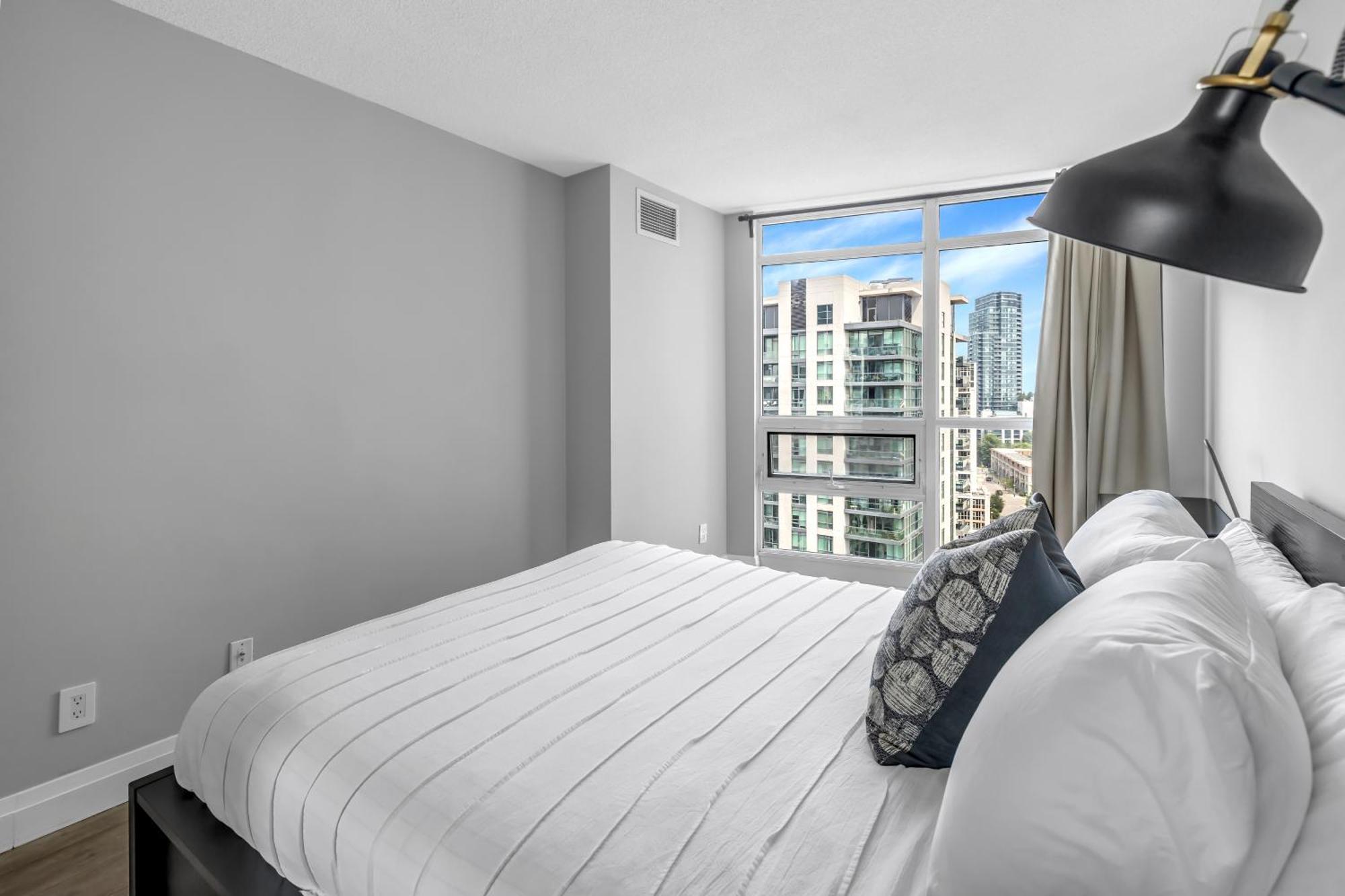 2 Bedroom Waterfront Condo Downtown W/ Free Parking Торонто Екстериор снимка
