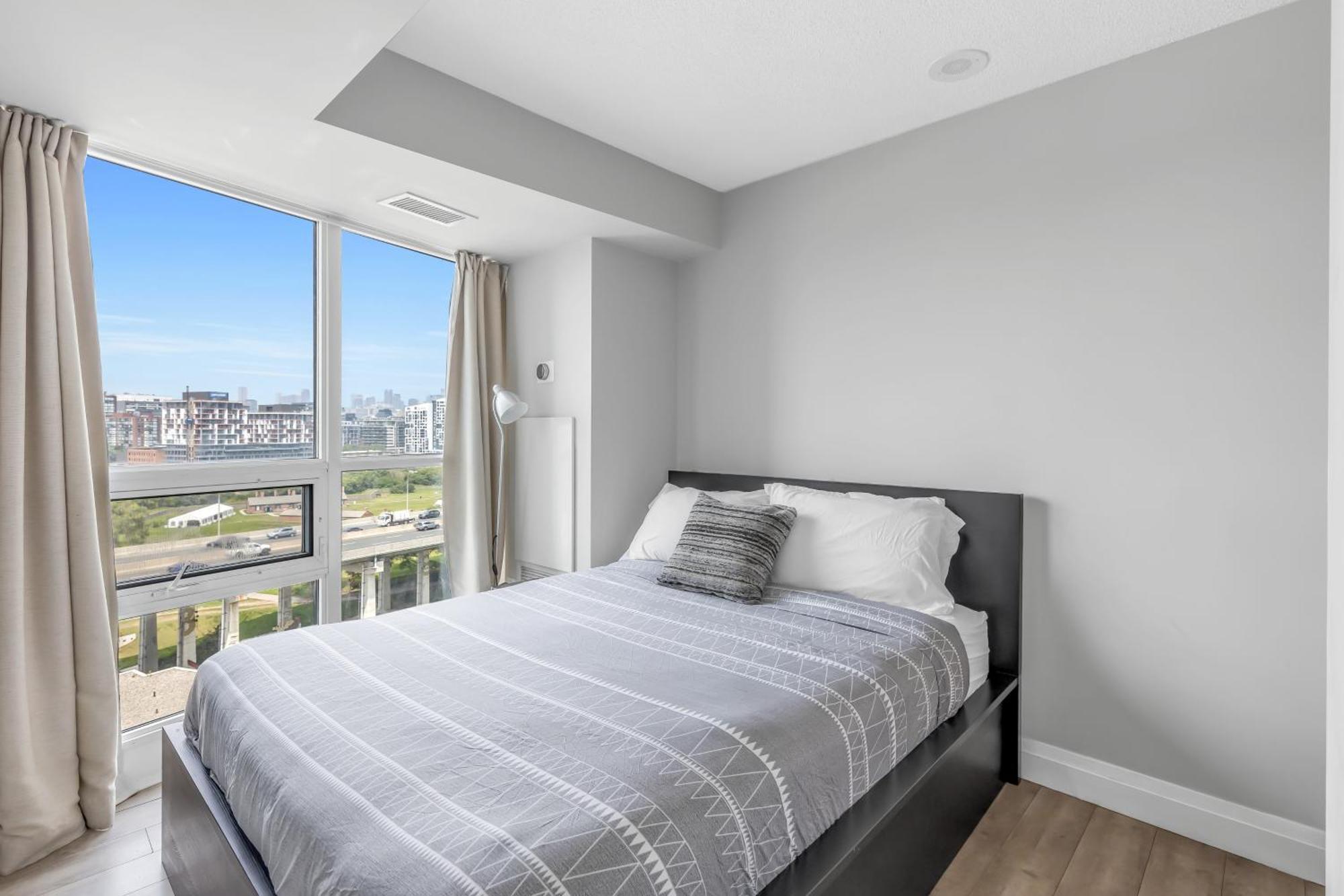 2 Bedroom Waterfront Condo Downtown W/ Free Parking Торонто Екстериор снимка
