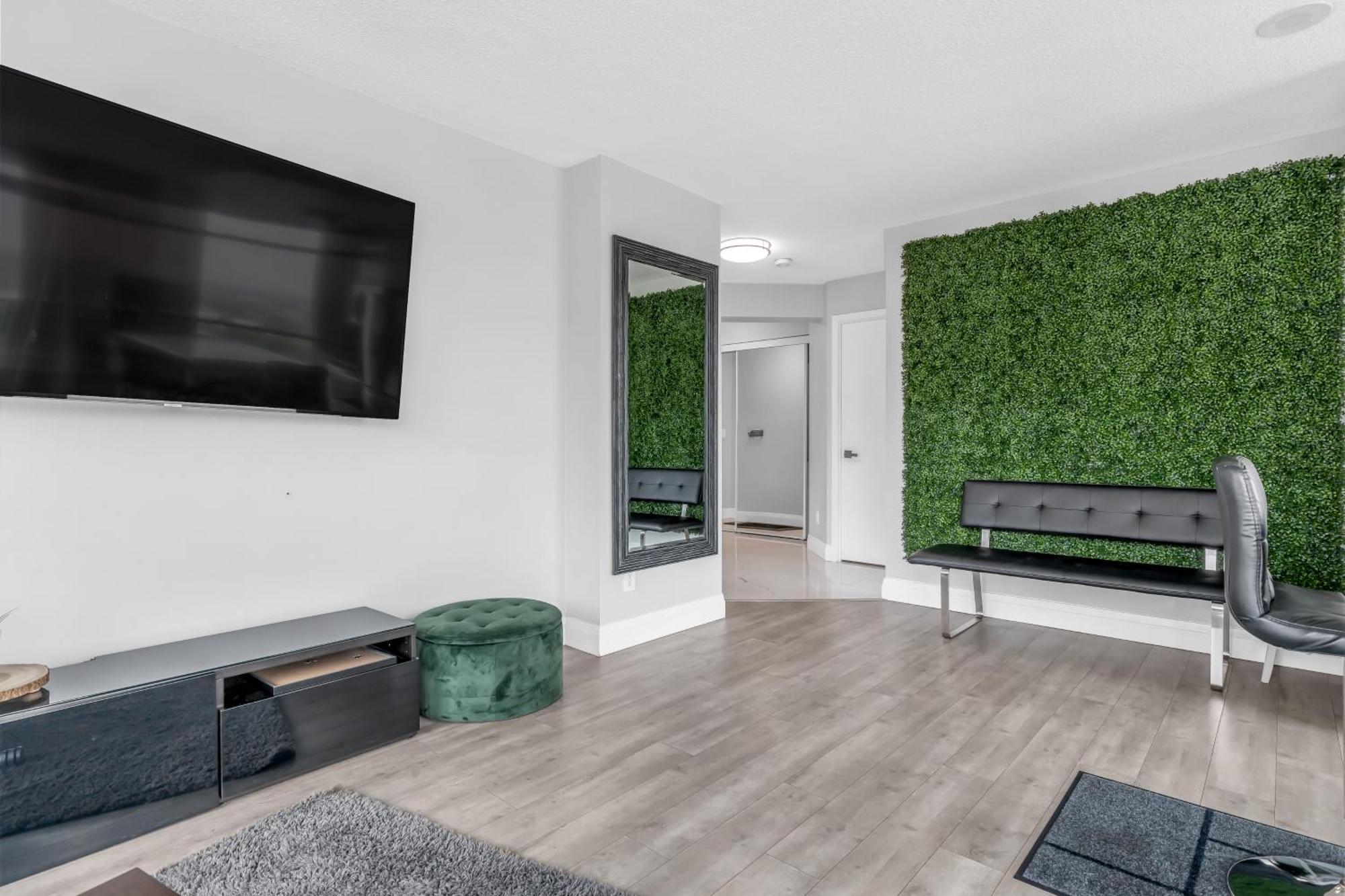 2 Bedroom Waterfront Condo Downtown W/ Free Parking Торонто Екстериор снимка