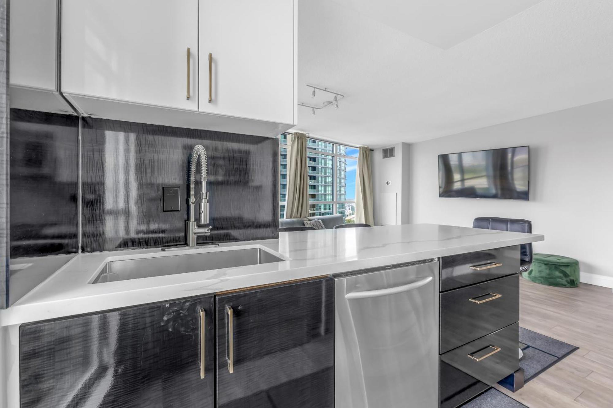2 Bedroom Waterfront Condo Downtown W/ Free Parking Торонто Екстериор снимка