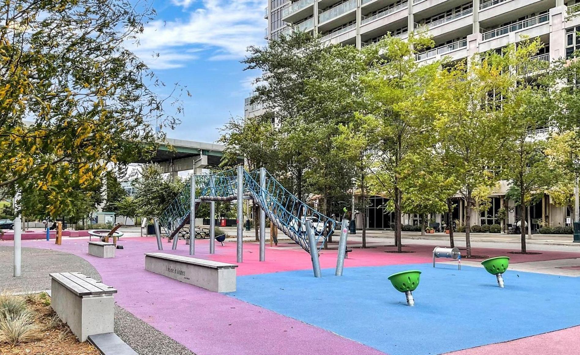 2 Bedroom Waterfront Condo Downtown W/ Free Parking Торонто Екстериор снимка
