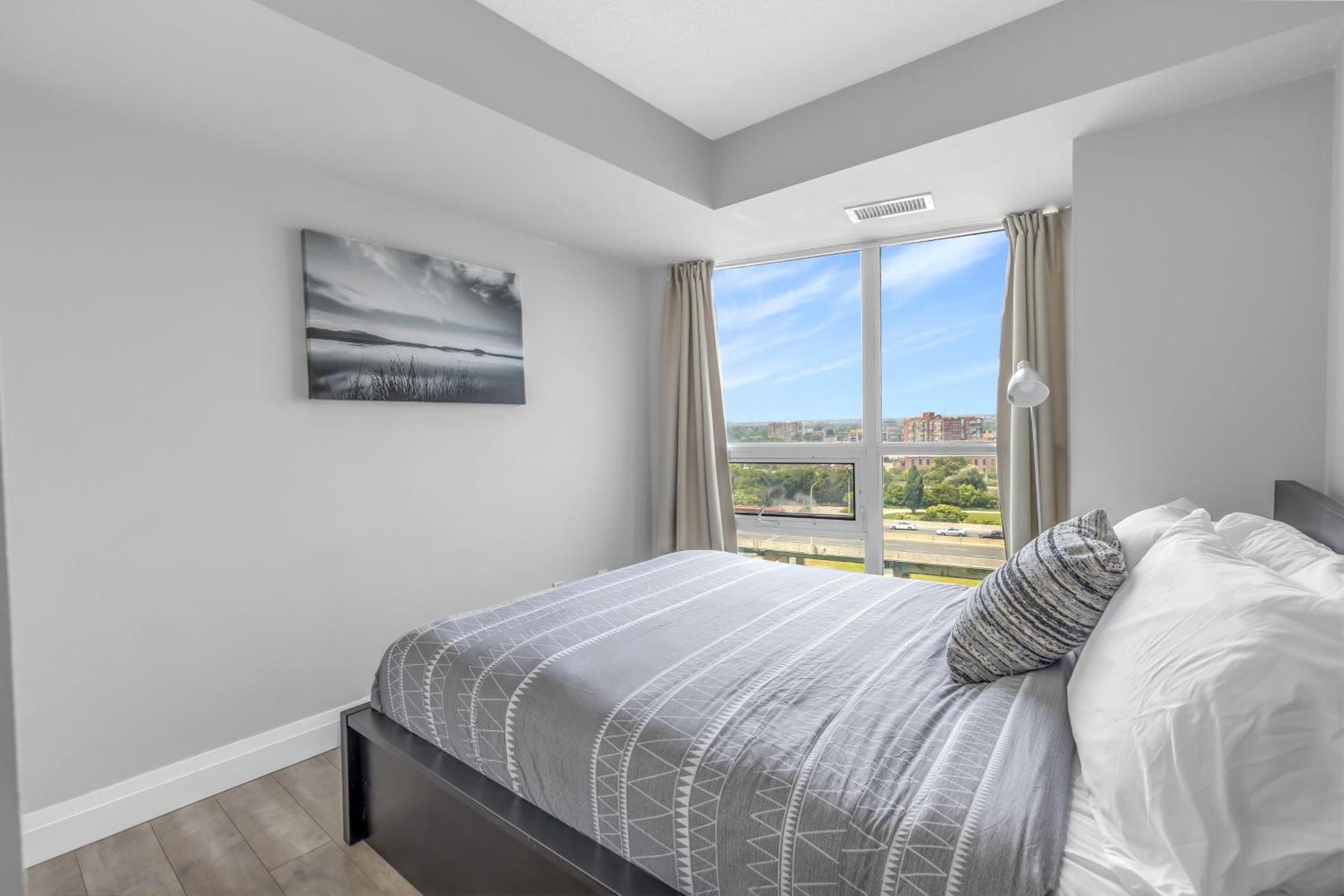 2 Bedroom Waterfront Condo Downtown W/ Free Parking Торонто Екстериор снимка