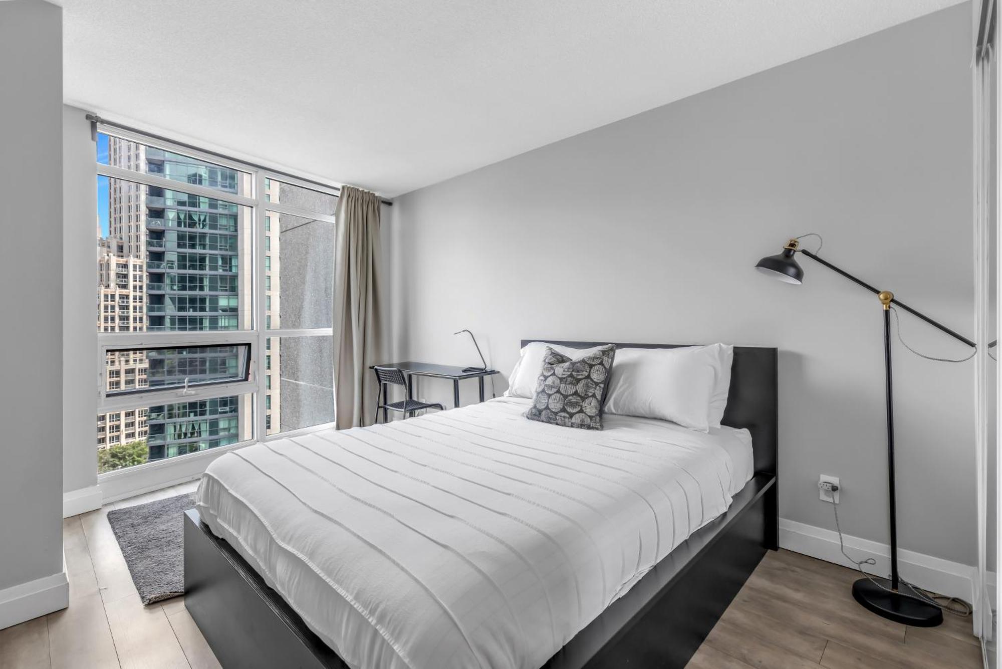 2 Bedroom Waterfront Condo Downtown W/ Free Parking Торонто Екстериор снимка
