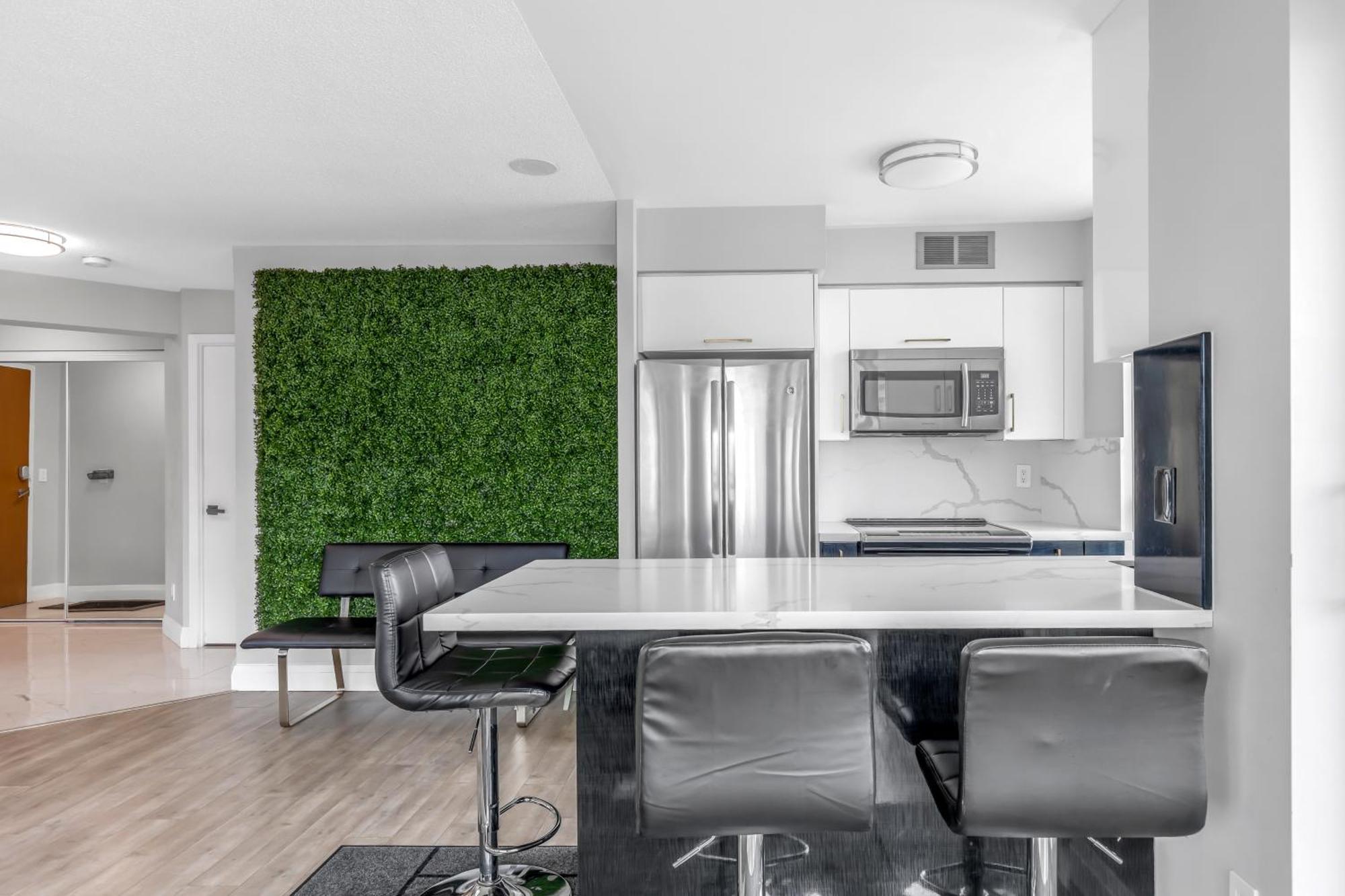 2 Bedroom Waterfront Condo Downtown W/ Free Parking Торонто Екстериор снимка